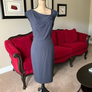 Elegant Jones New York Navy Sleeveless Dress with Rose Detail - Size 12